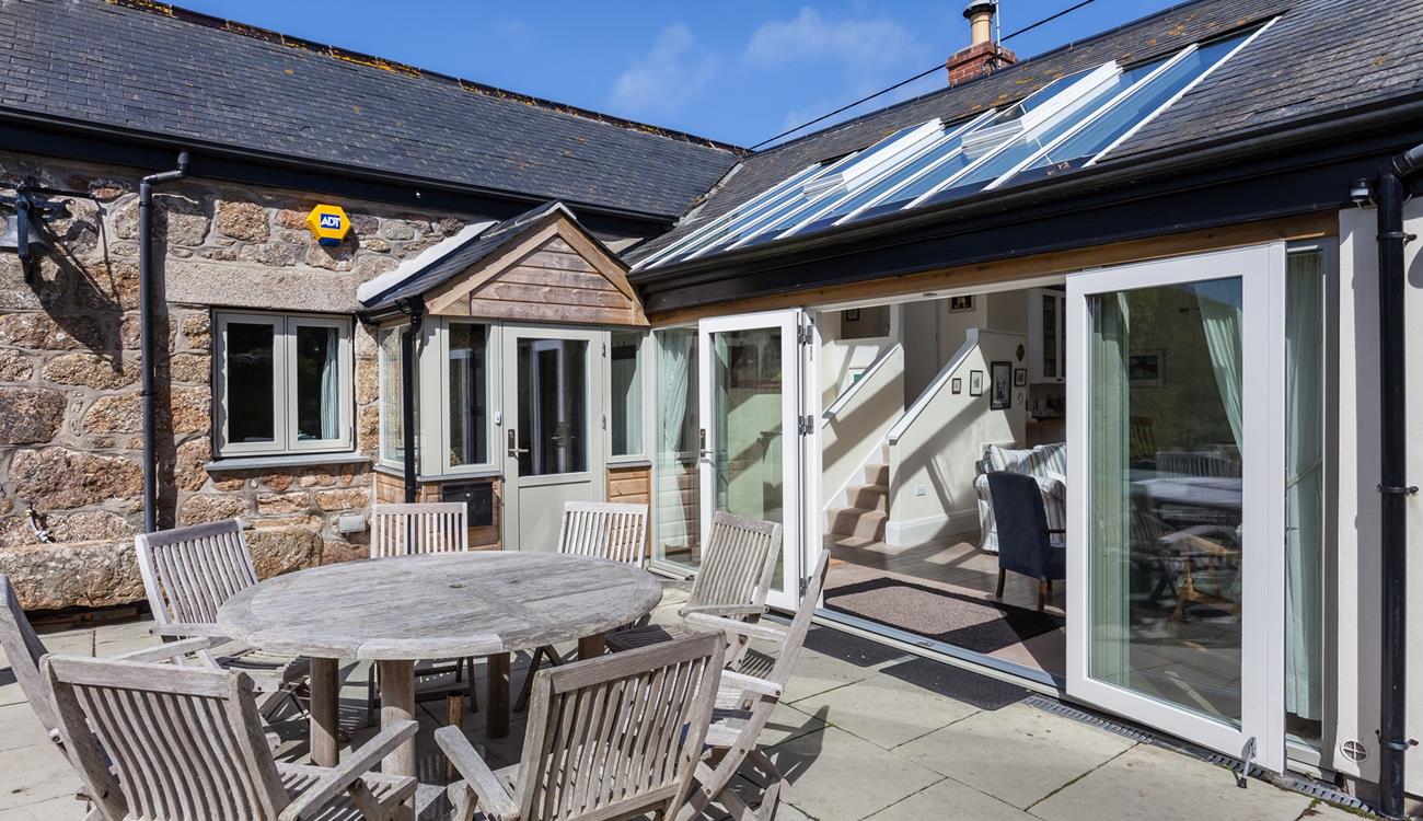 After a day on the beach come back to tuck into a tasty meal in the garden.