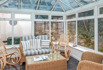 The conservatory is the ideal space to enjoy a cup of tea watching the sea.