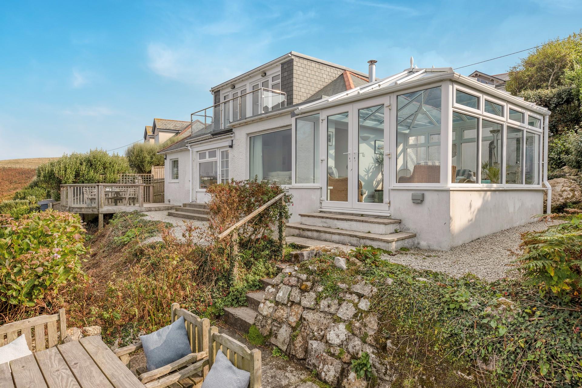 Perched on the cliff, Seagulls is in the ideal location for a relaxing holiday watching the waves.