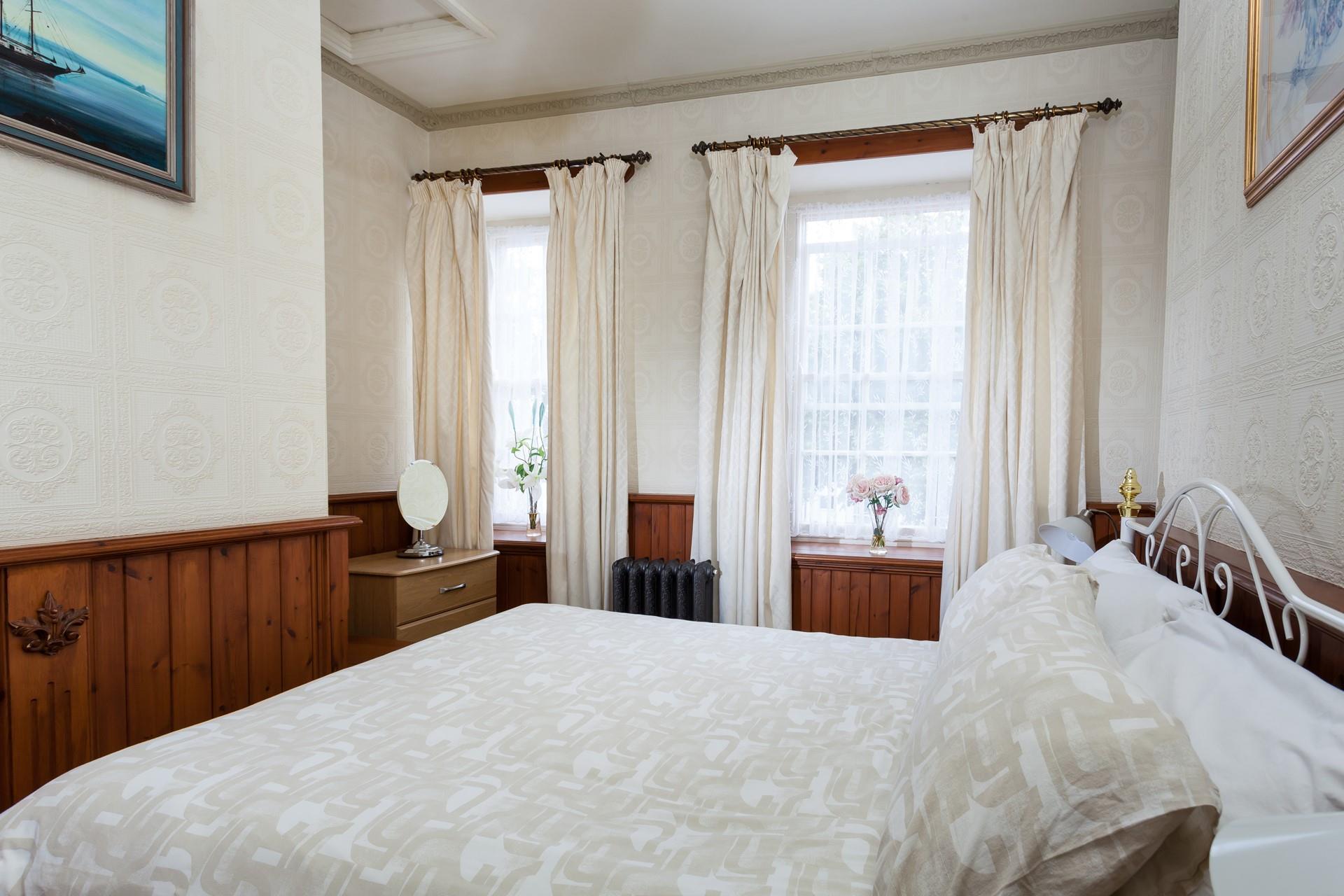 Decorated with a nautical theme and natural wood throughout is in keeping with the seaside location.