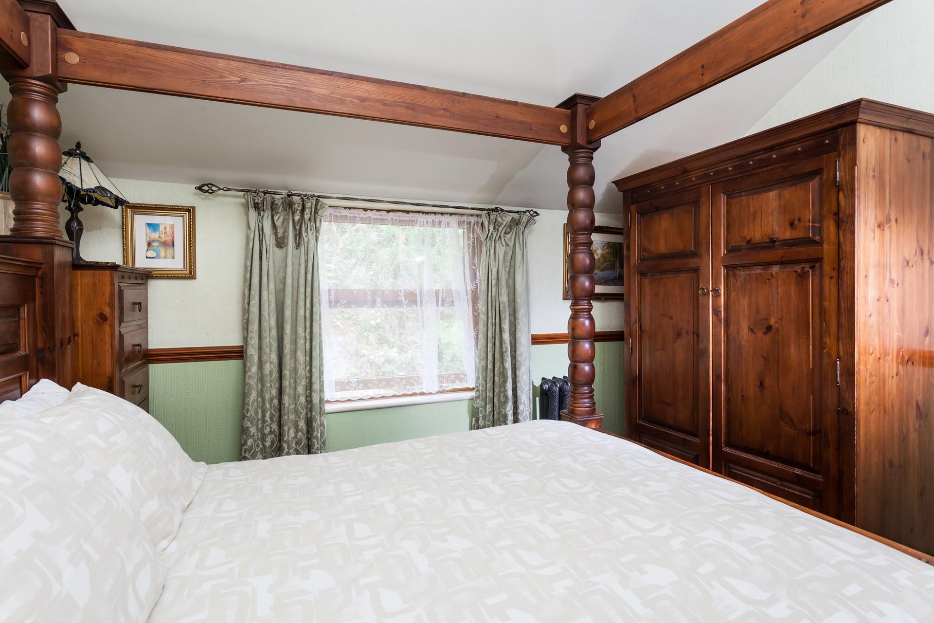 The large wardrobe means you don't have to pack light if you don't want to!