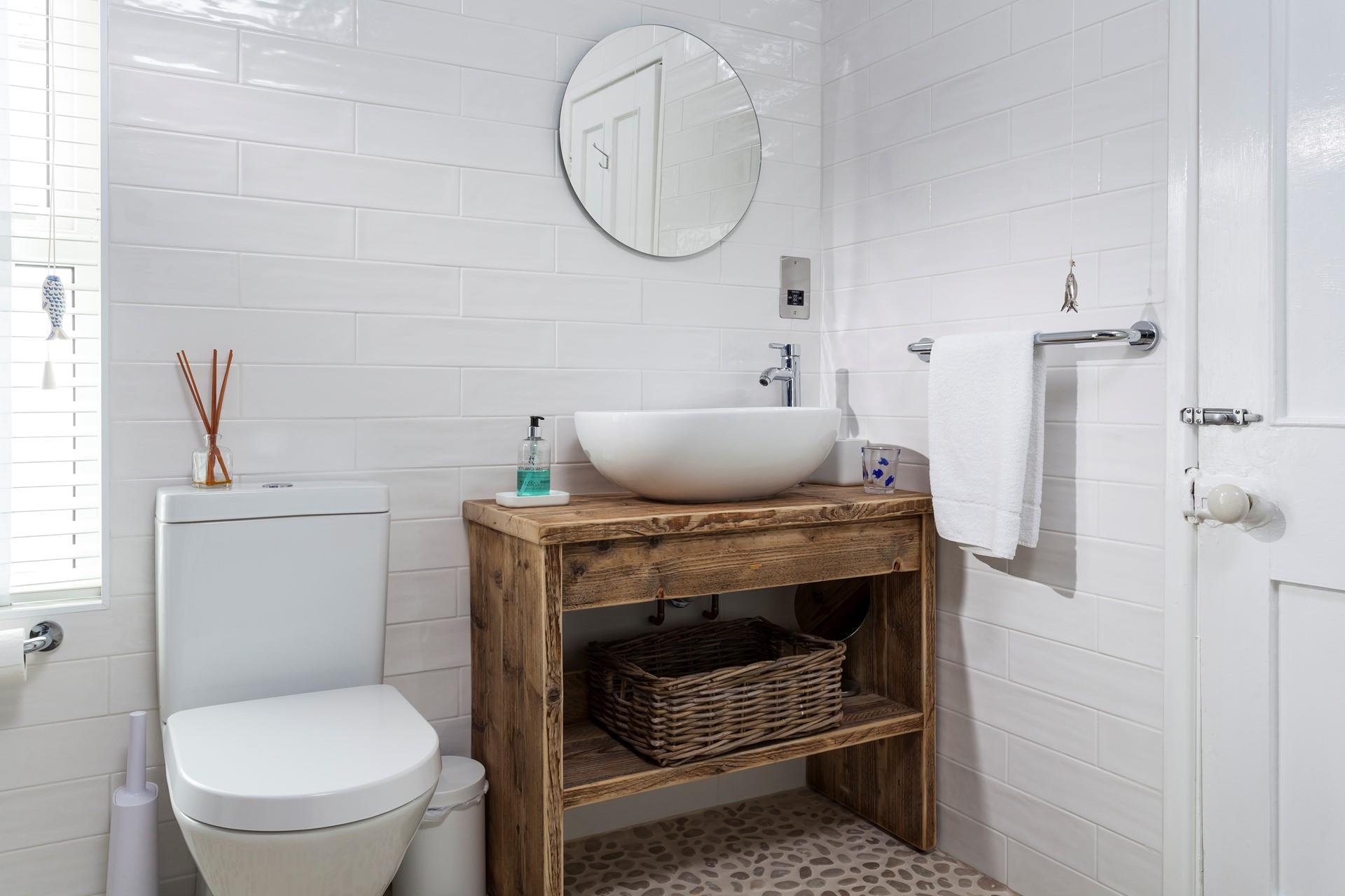 Get ready to head out for a meal in a local seafood restaurant.