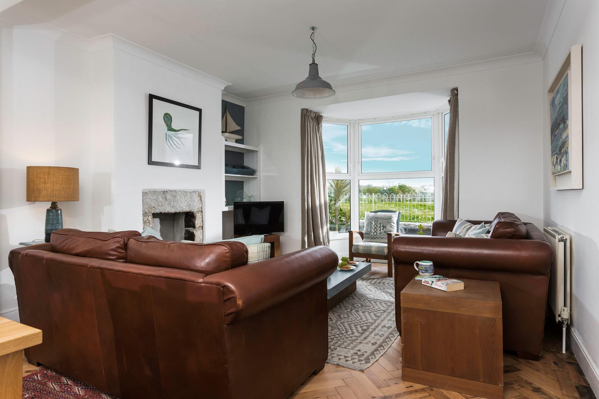 The comfortable living room is the perfect base to relax in the evening.