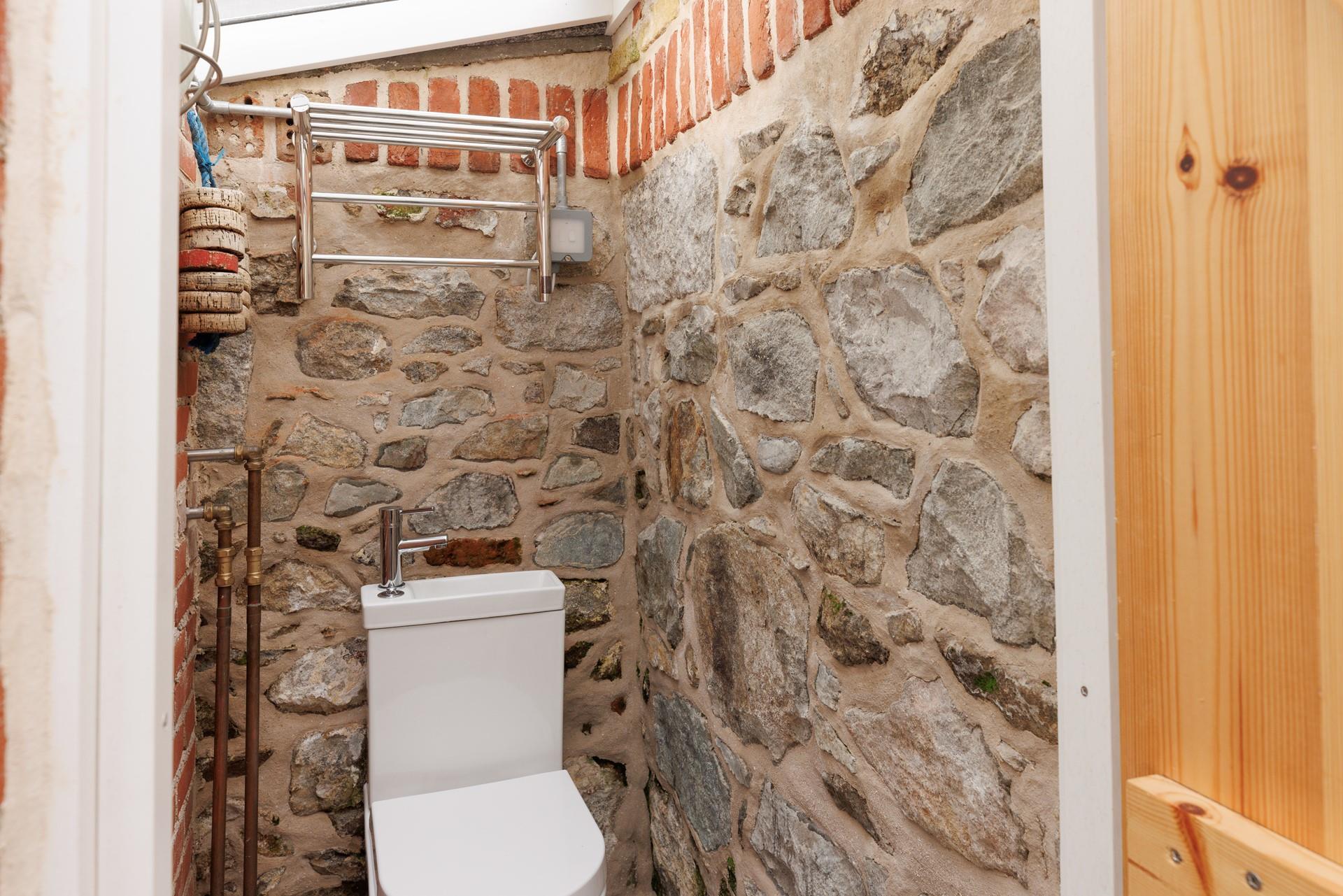 There is an additional WC in the outside area.