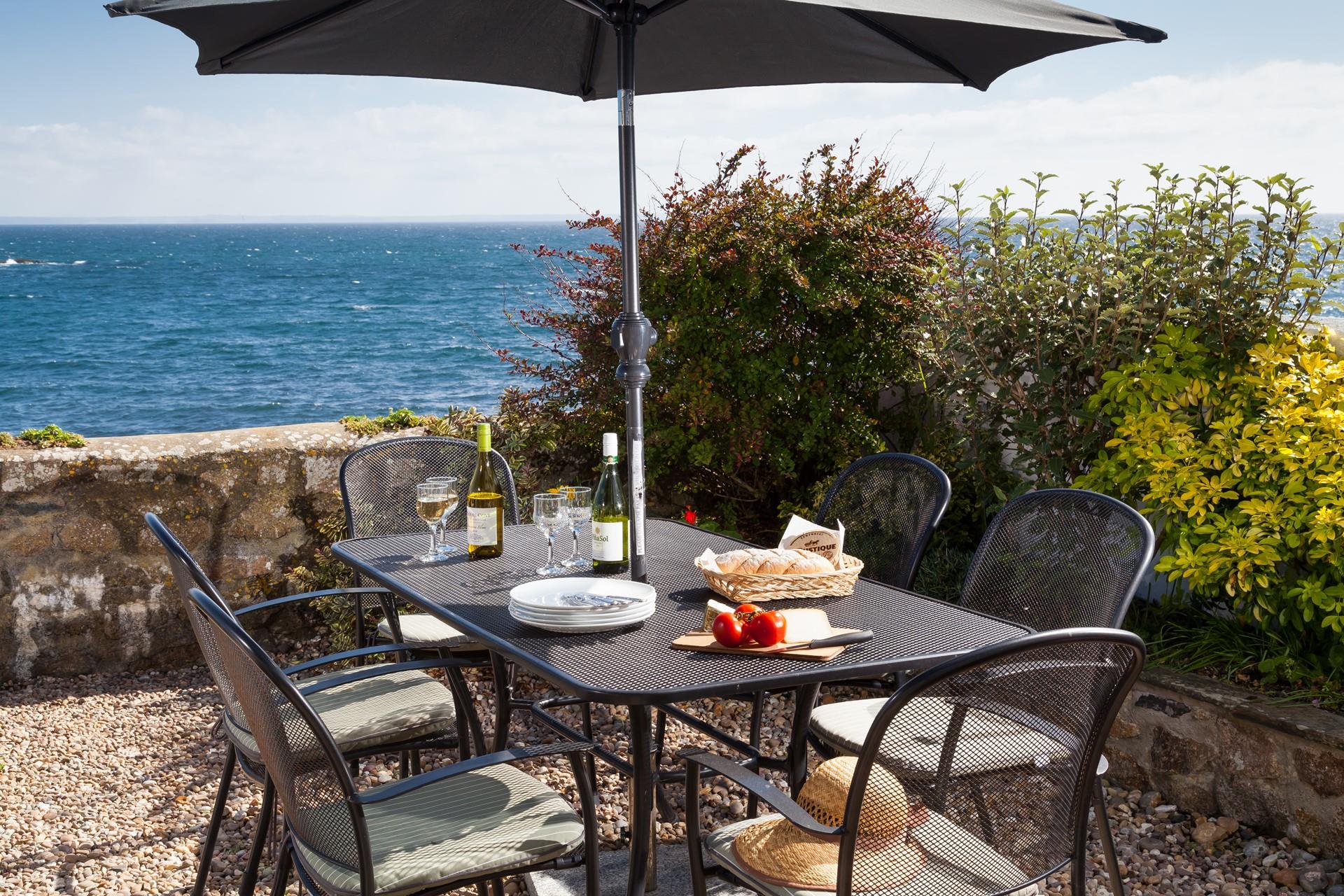 Watch the waves in the outside area with a cold glass of wine.