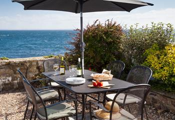 Watch the waves in the outside area with a cold glass of wine.