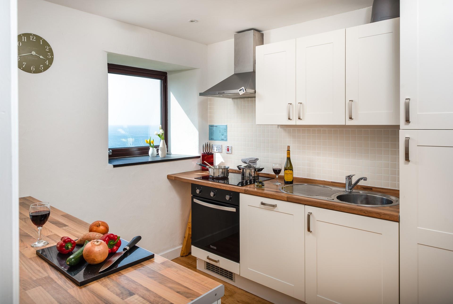 This well-equipped kitchen provides all you need to cook a delicious family meal. 