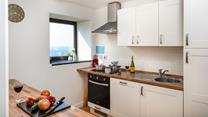 This well-equipped kitchen provides all you need to cook a delicious family meal. 
