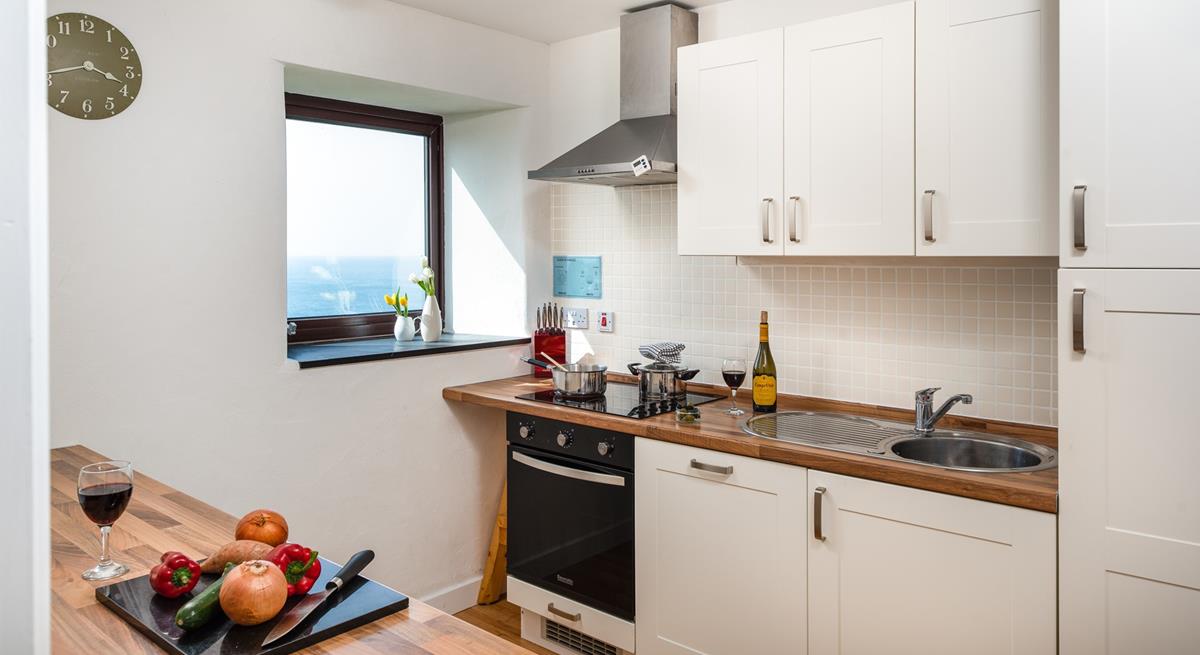 This well-equipped kitchen provides all you need to cook a delicious family meal. 
