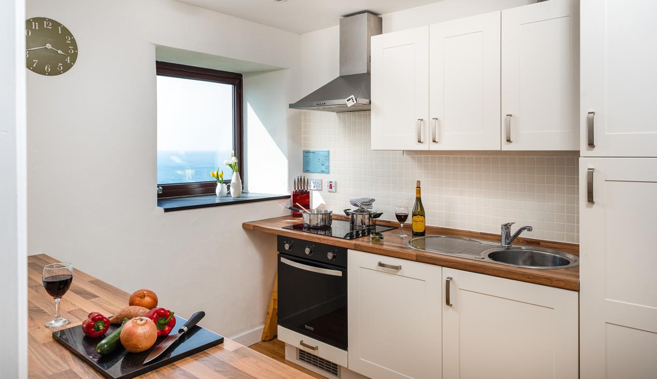This well-equipped kitchen provides all you need to cook a delicious family meal. 