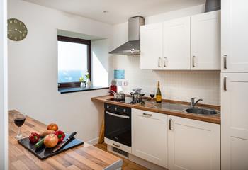 This well-equipped kitchen provides all you need to cook a delicious family meal. 