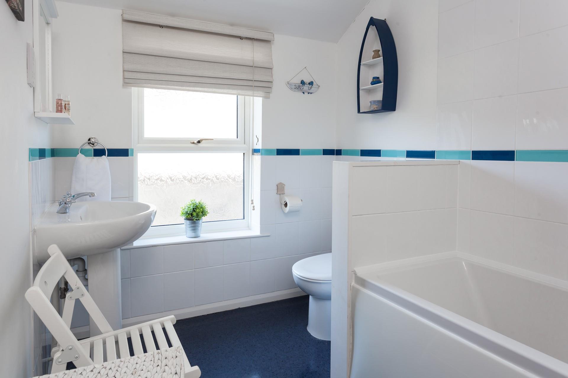 The main bathroom is ideal for the whole family. 