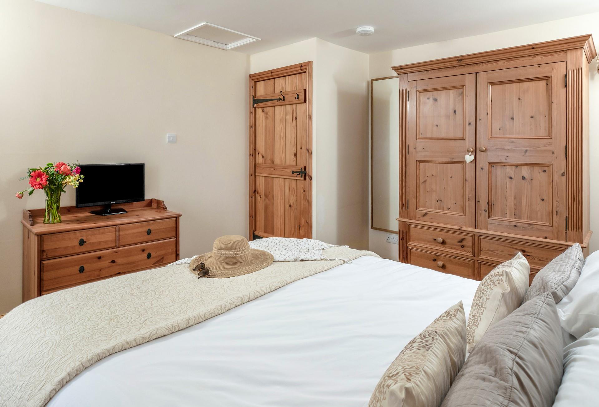 There's plenty of storage space so you can unpack with ease!