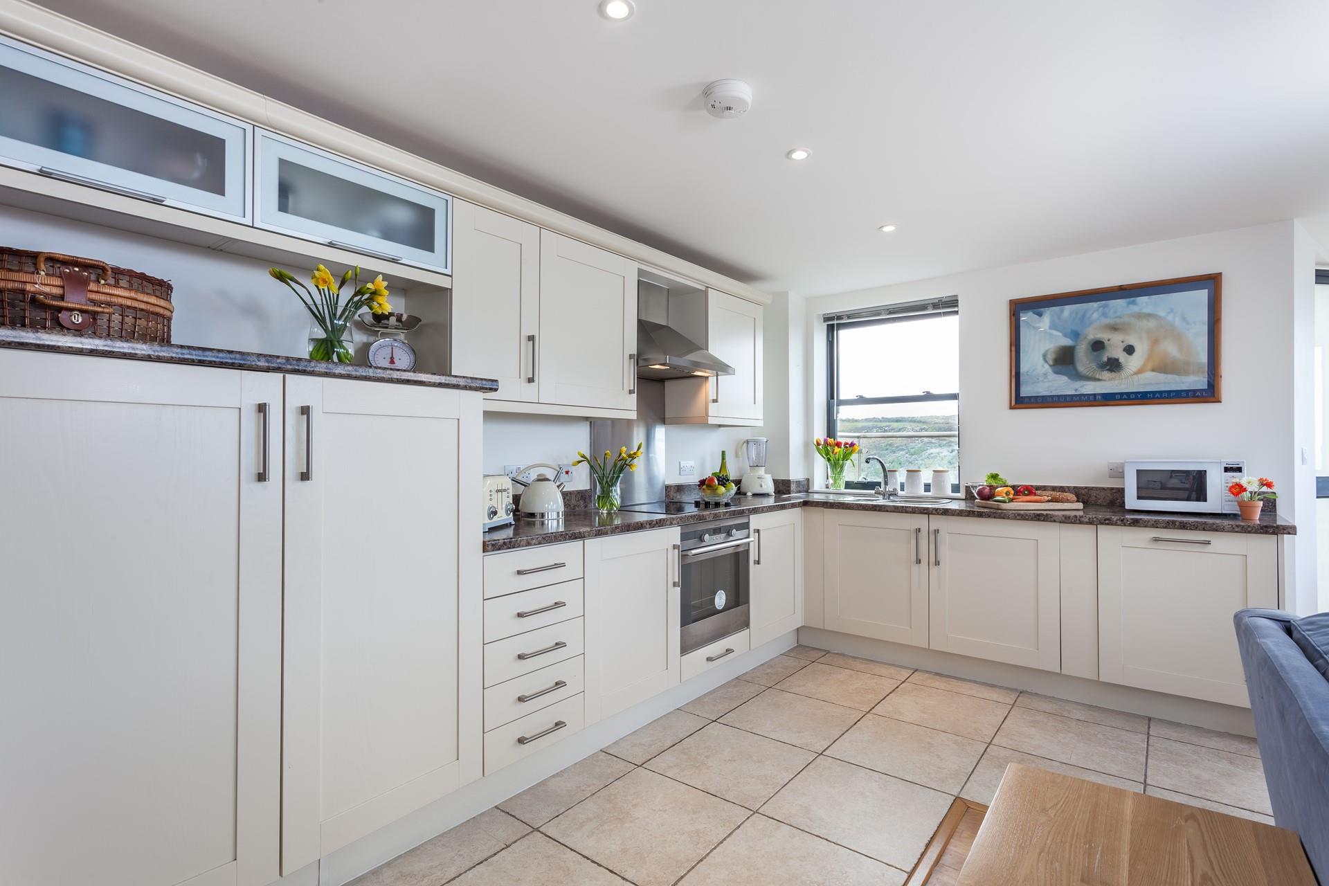 The large well-equipped kitchen offers everything you need to cook a delicious family meal. 