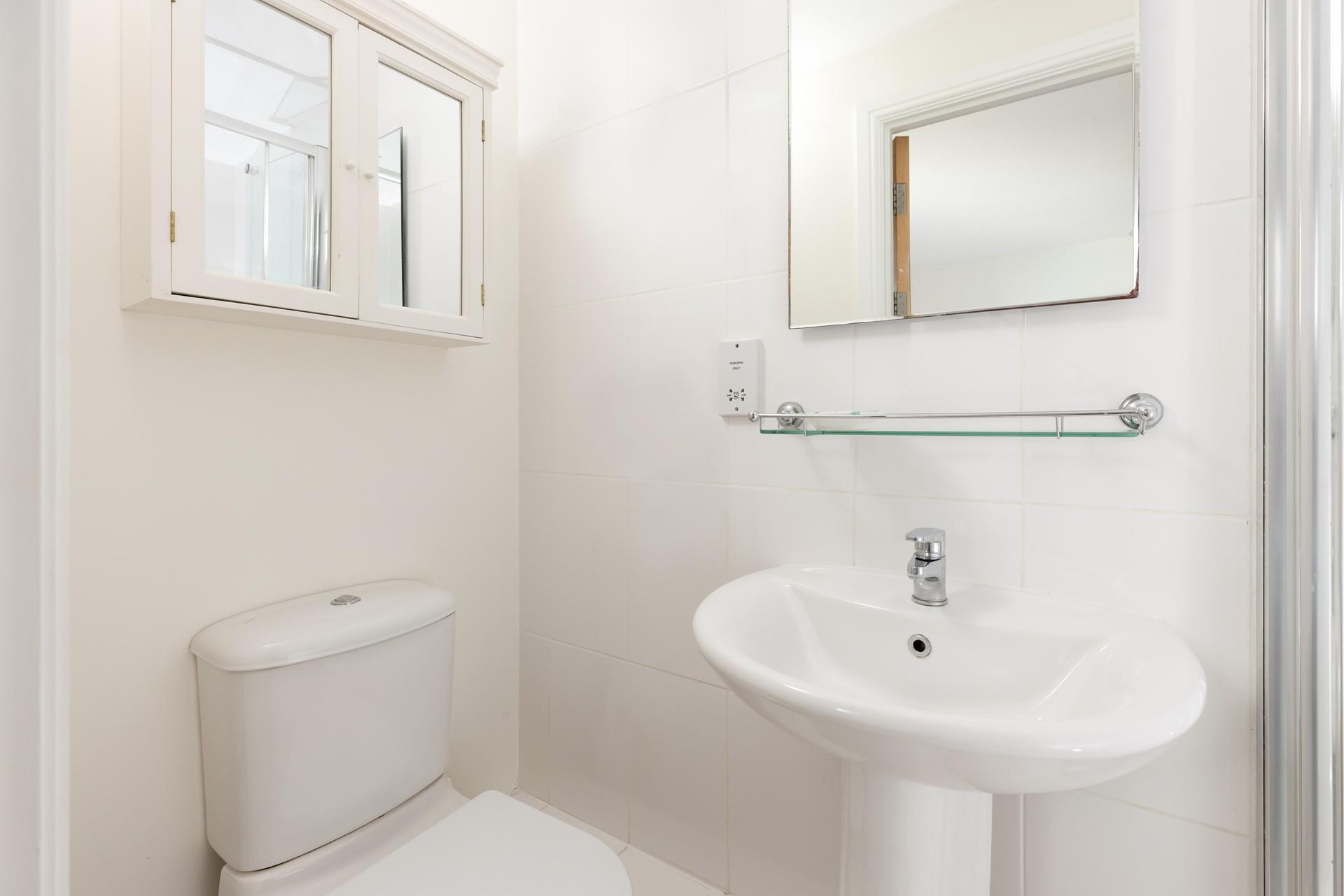 A simple en suite is handy for easy holiday mornings.