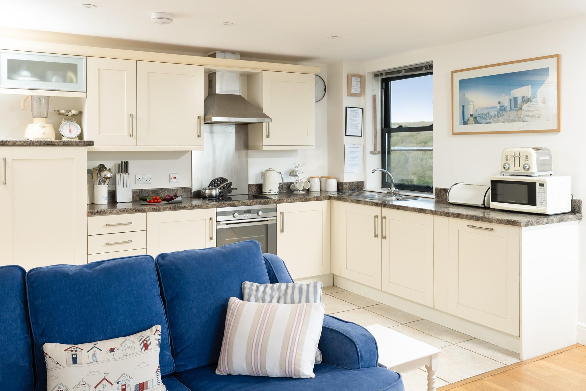 The well-equipped kitchen offers everything you need to cook a delicious family meal.