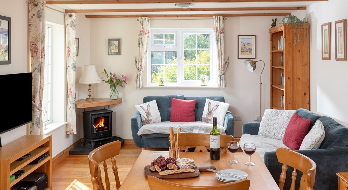 The open plan sitting/dining/kitchen area is traditionally furnished for a cosy and relaxing atmosphere. 