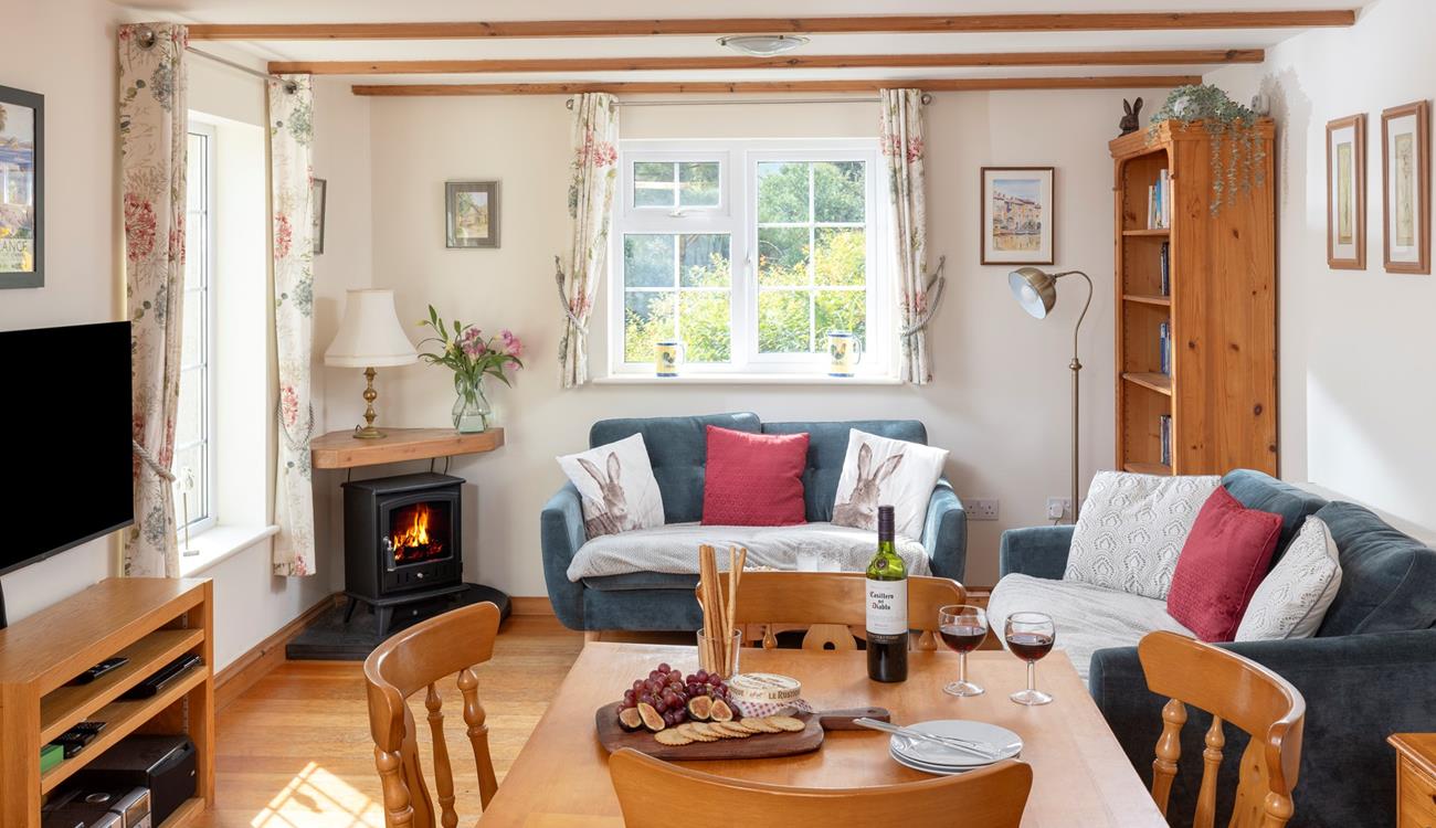 The open plan sitting/dining/kitchen area is traditionally furnished for a cosy and relaxing atmosphere. 