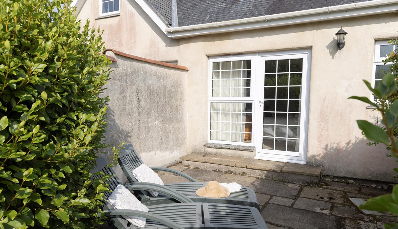 Sunbathe on the terrace on a warm summer afternoon after a morning stroll to the cove.