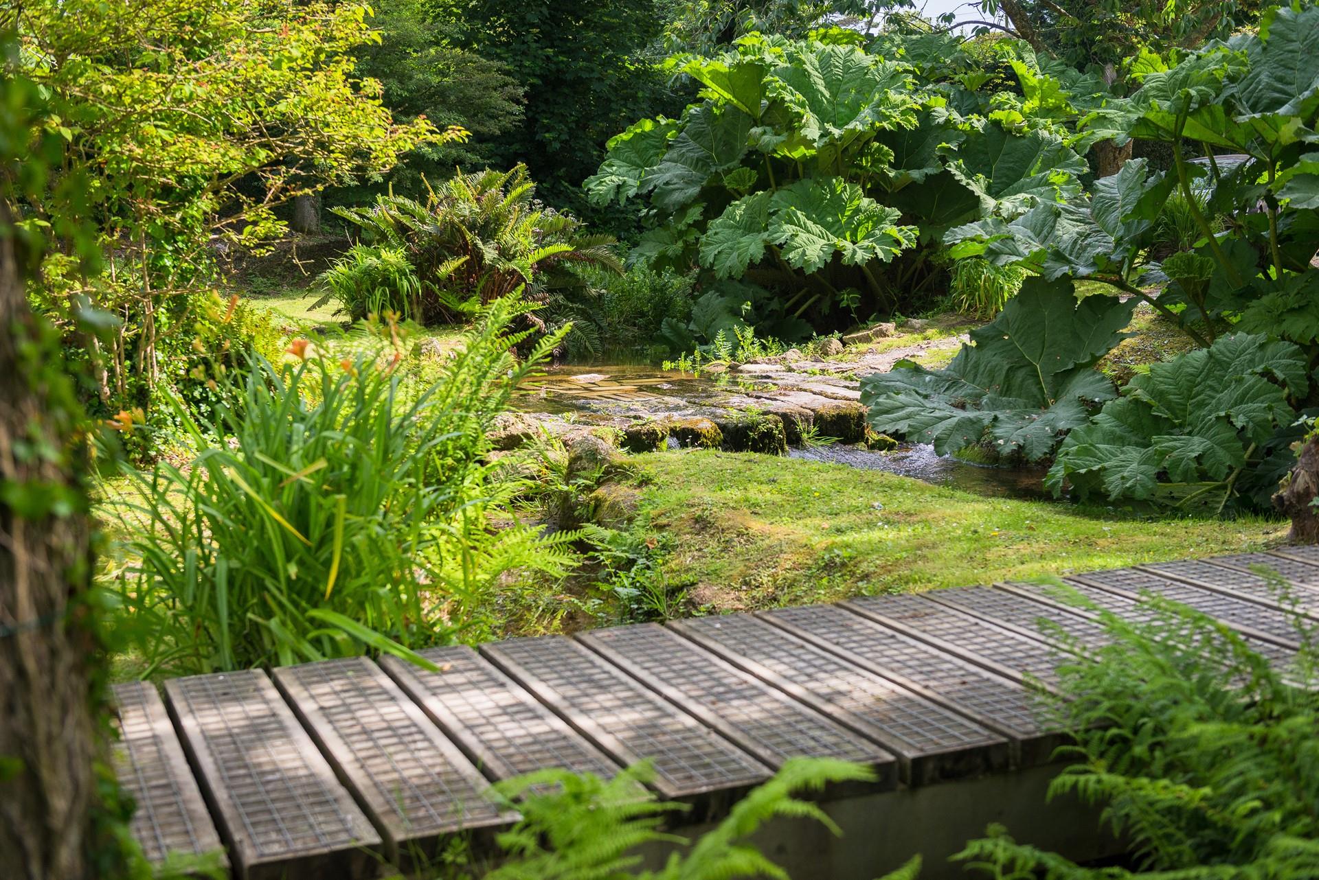 This charming retreat offers a peaceful romantic getaway for 2.