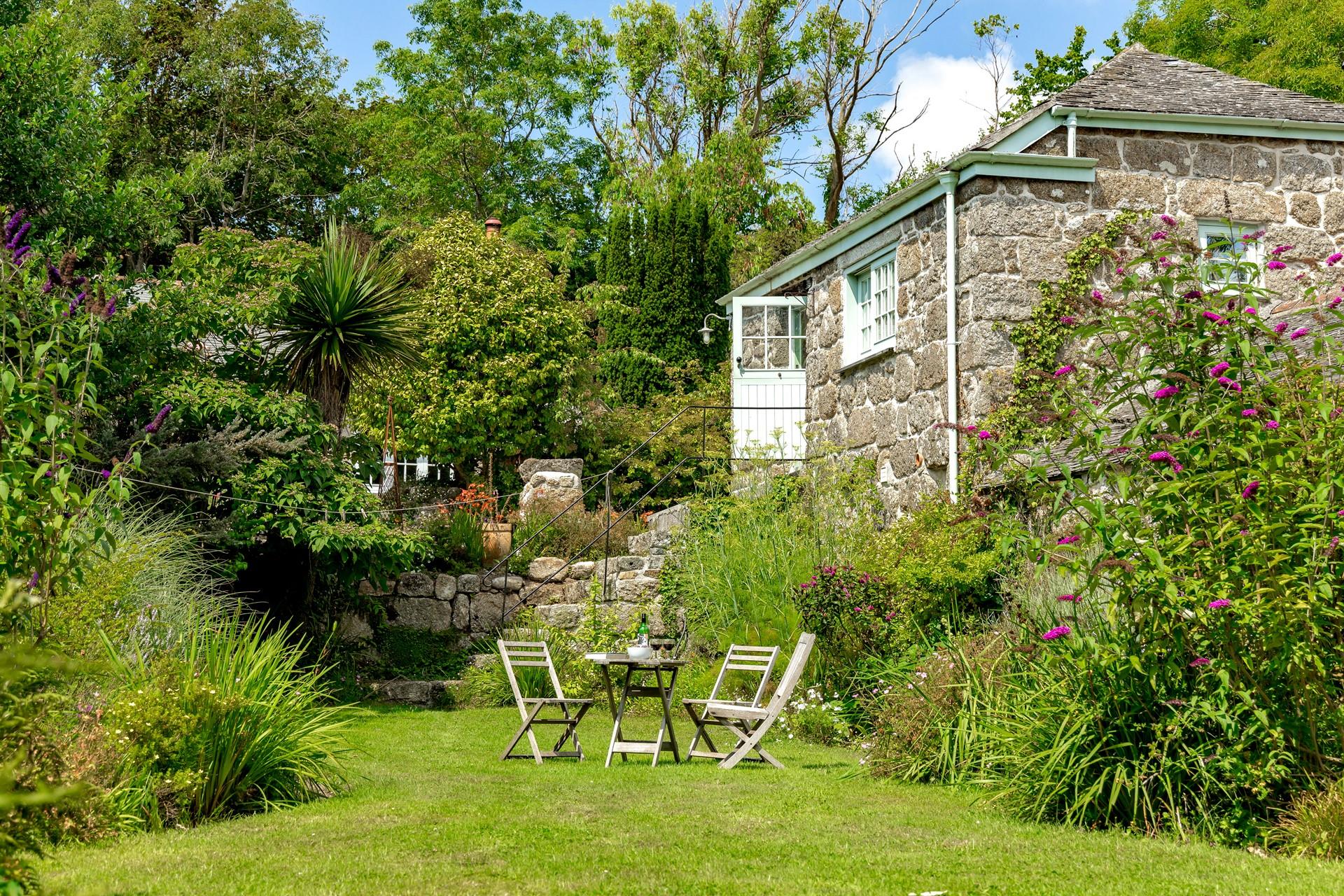 The cute private garden is nestled below the barn; the perfect tranquil spot to listen to the birds and breathe in the Cornish air. 