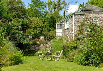 The cute private garden is nestled below the barn; the perfect tranquil spot to listen to the birds and breathe in the Cornish air. 