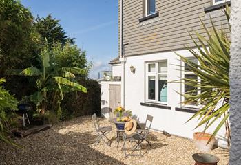 Have a fantastic BBQ in this idyllic courtyard.