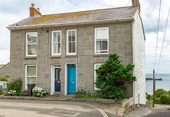 Niver Dewdhek is ideally located in Mousehole to enjoy beach days and coastal walks.