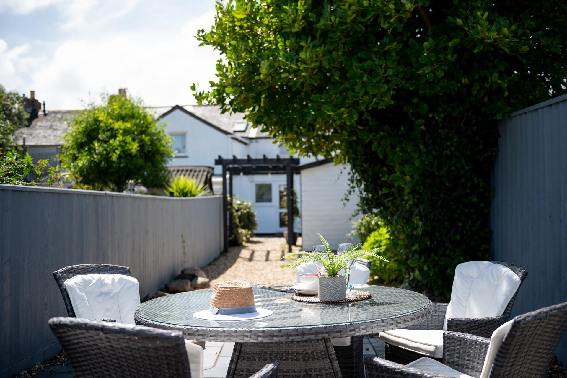 Cook up your favourite sausages on the kettle BBQ and soak up the evening sun. 