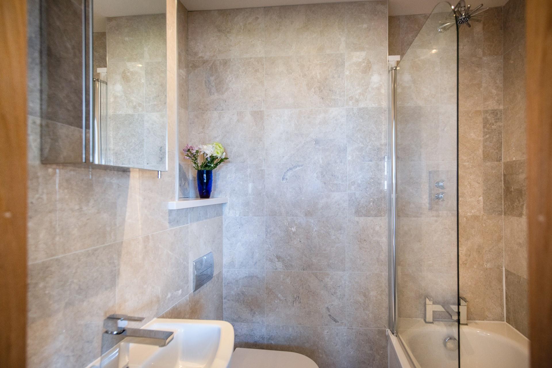 Start your morning with a refreshing shower or wind down with an indulgent, bubbly soak.