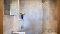 Start your morning with a refreshing shower or wind down with an indulgent, bubbly soak.