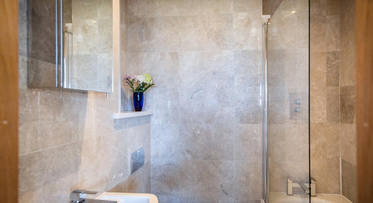 Start your morning with a refreshing shower or wind down with an indulgent, bubbly soak.