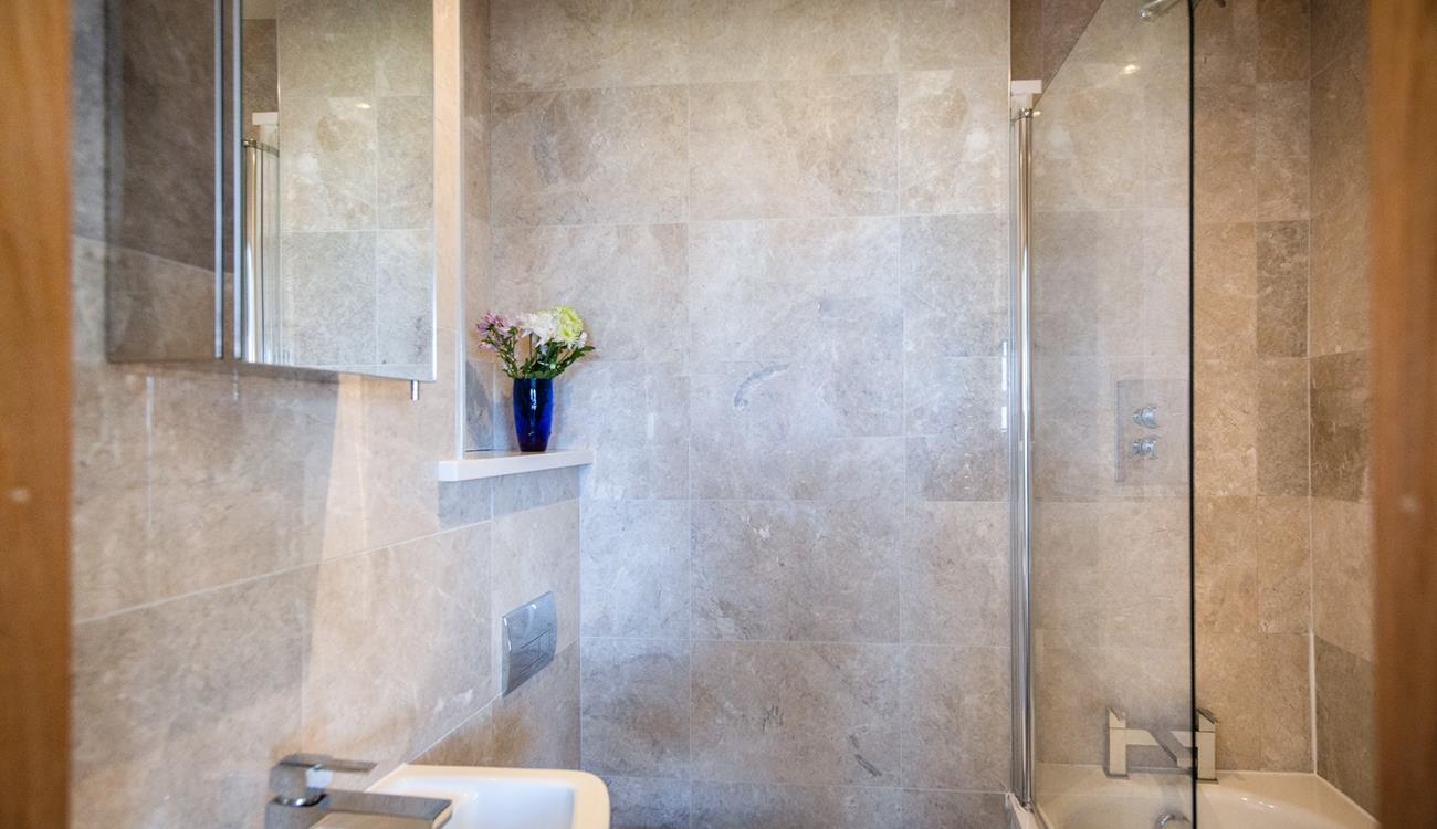 Start your morning with a refreshing shower or wind down with an indulgent, bubbly soak.