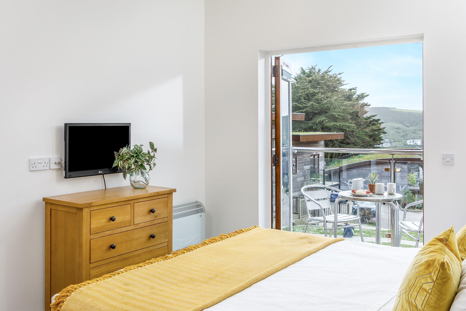 The minimalistic decor and sunny pops of colour make the room warm, welcoming and uncluttered.