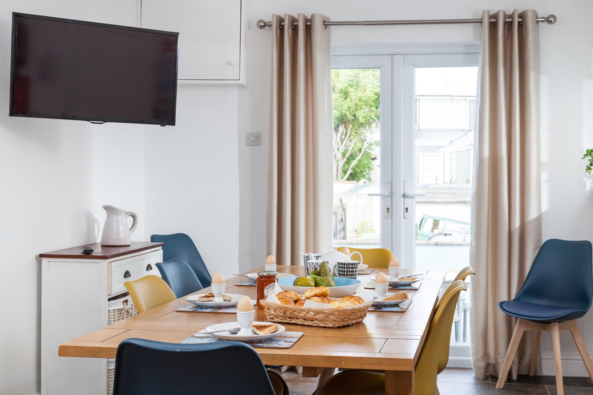 Sit around the table for a family breakfast while you discuss what's on the day's agenda.