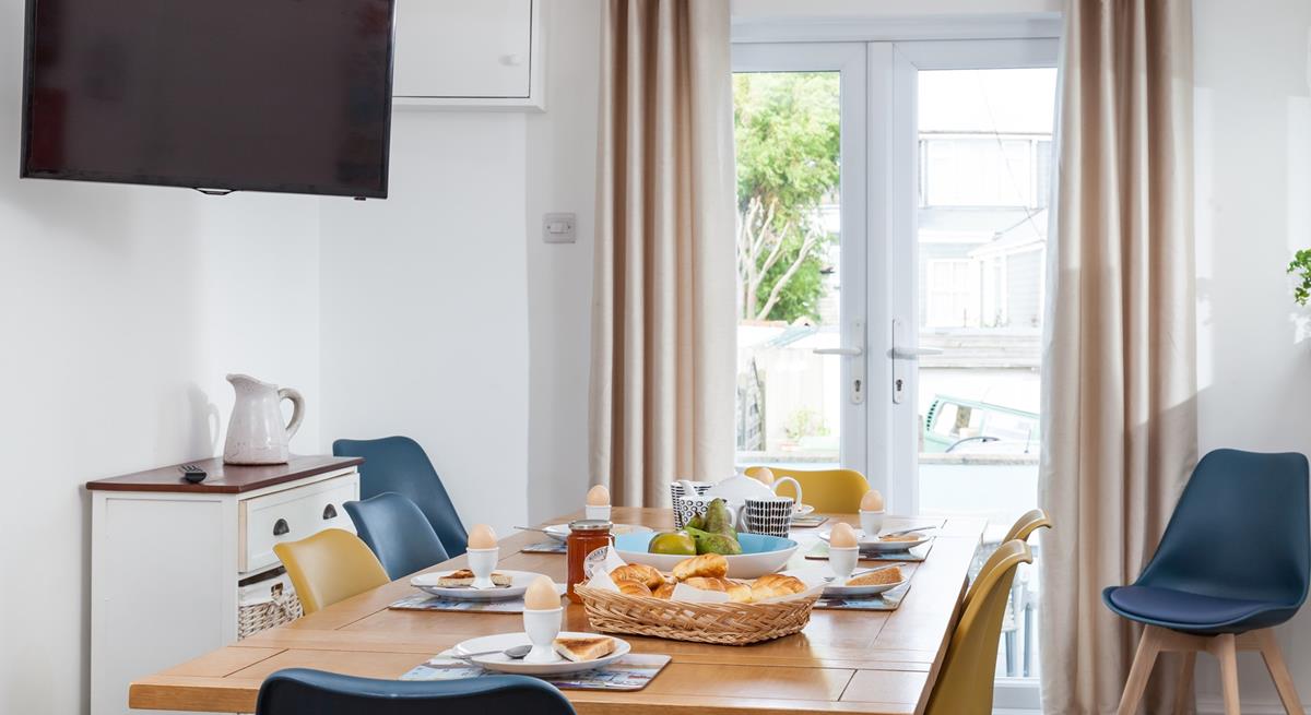 Sit around the table for a family breakfast while you discuss what's on the day's agenda.