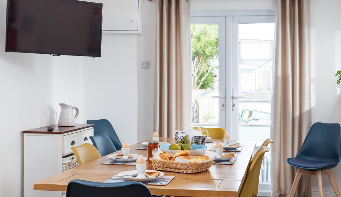 Sit around the table for a family breakfast while you discuss what's on the day's agenda.