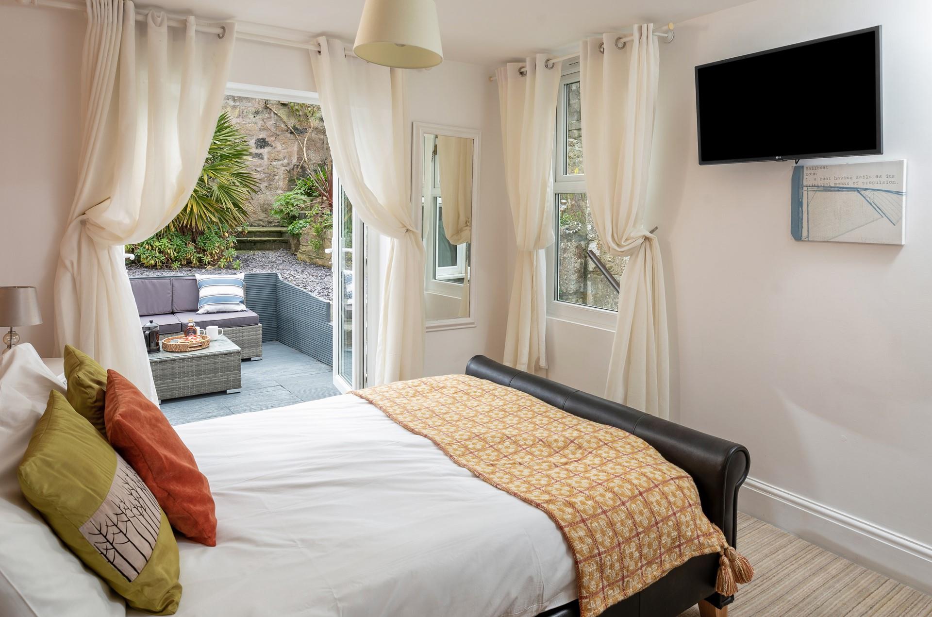 Let the warm summer breeze flow through bedroom 4 in the morning.