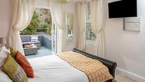 Let the warm summer breeze flow through bedroom 4 in the morning.