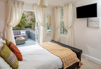 Let the warm summer breeze flow through bedroom 4 in the morning.