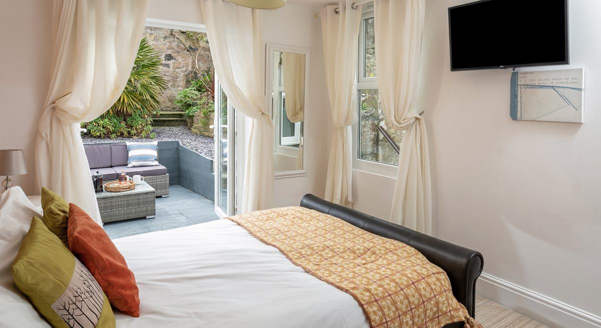 Let the warm summer breeze flow through bedroom 4 in the morning.