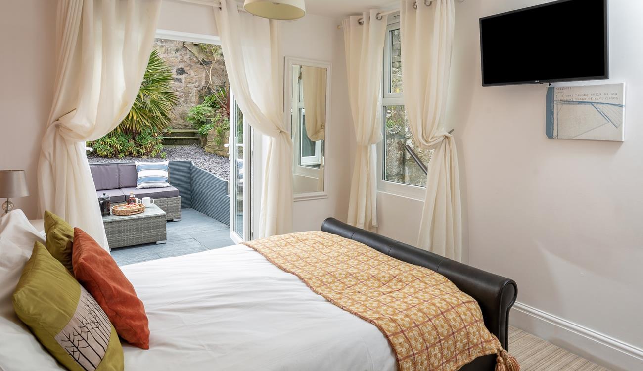 Let the warm summer breeze flow through bedroom 4 in the morning.