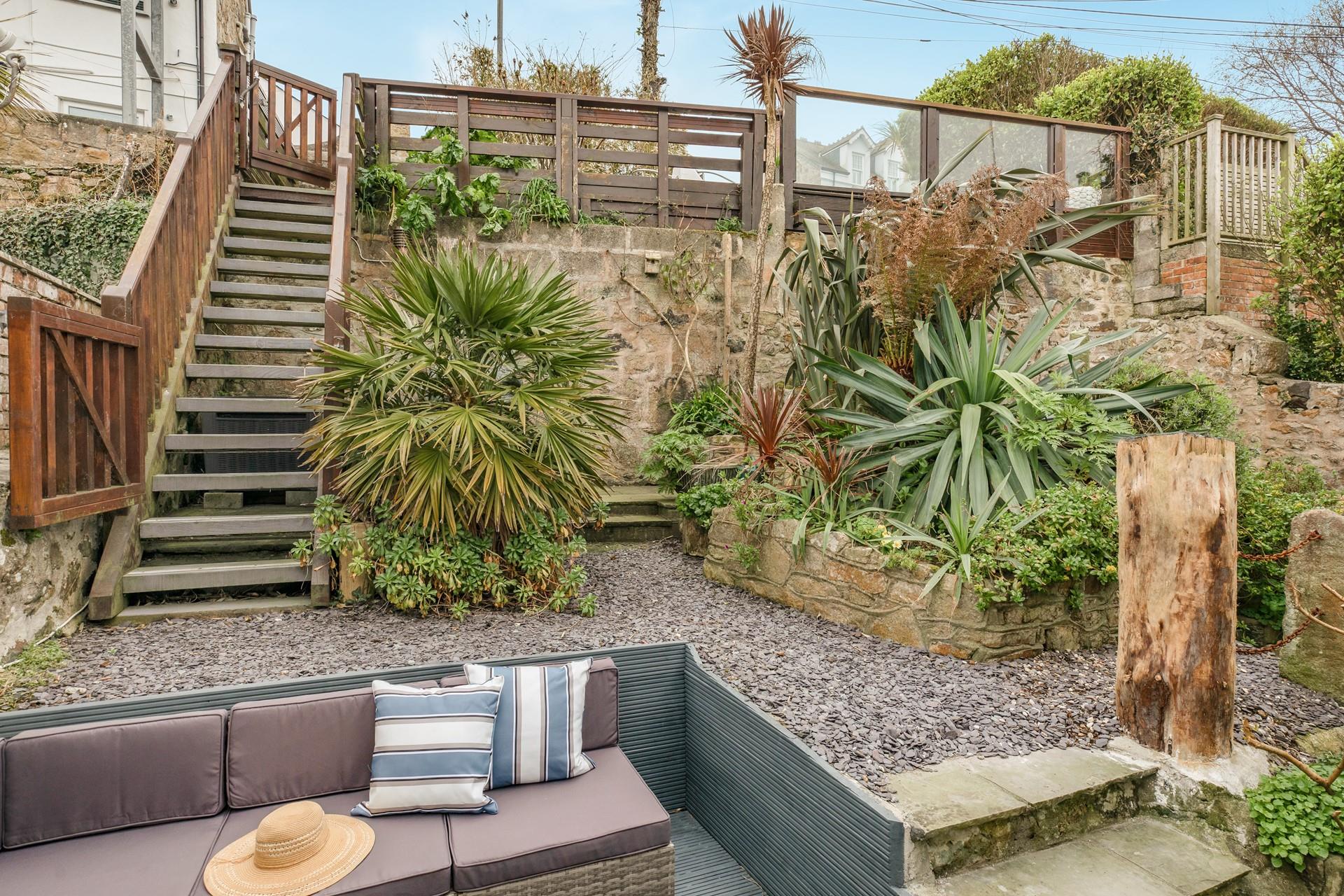 2 Tregenna Terrace has beautiful sub-tropical gardens.