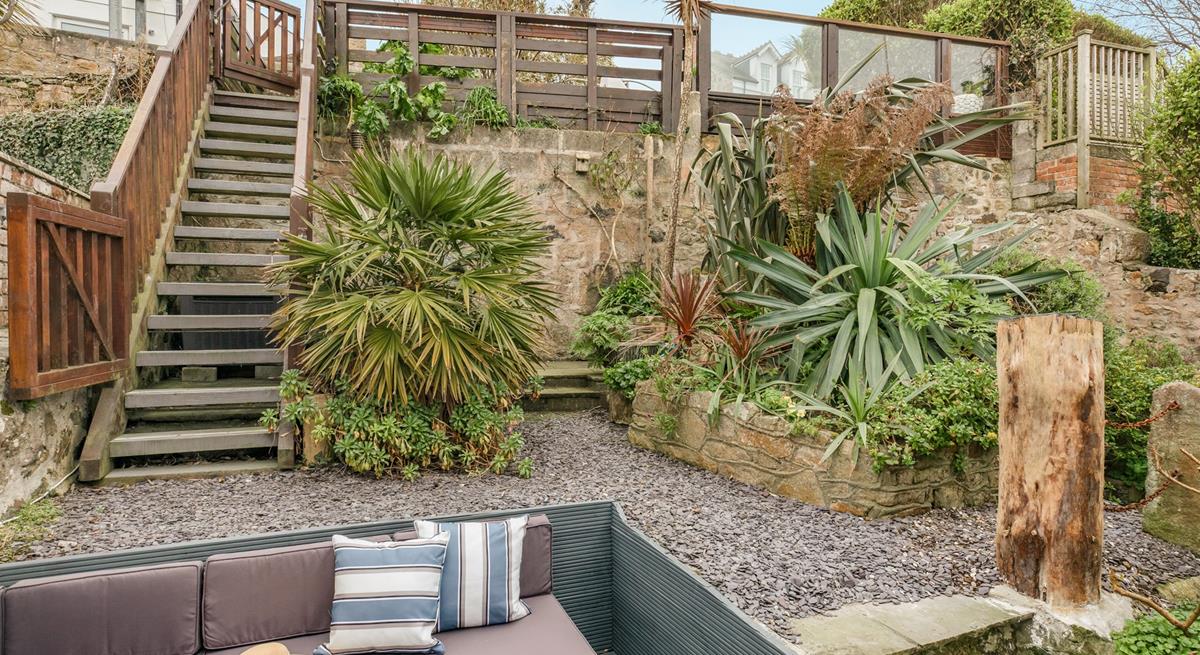2 Tregenna Terrace has beautiful sub-tropical gardens.