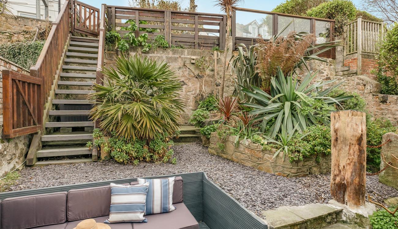 2 Tregenna Terrace has beautiful sub-tropical gardens.