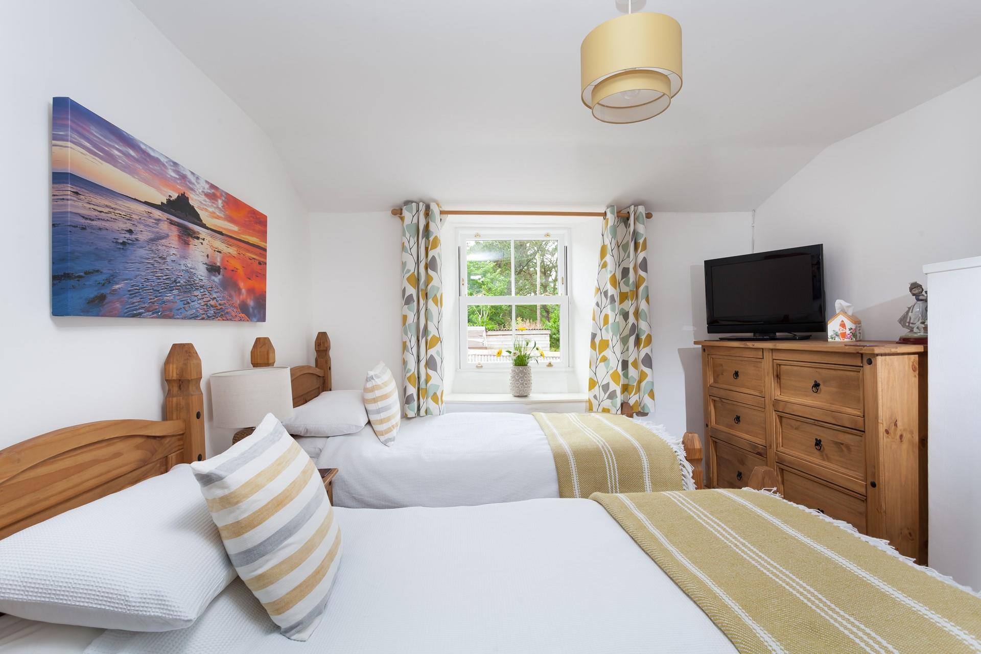 The twin beds mean Elsa's Cottage is perfect for a family-friendly holiday.