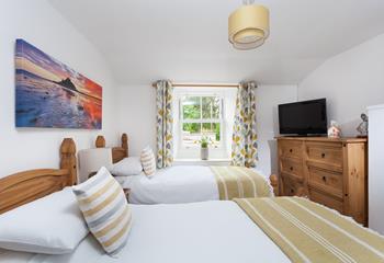 The twin beds mean Elsa's Cottage is perfect for a family-friendly holiday.