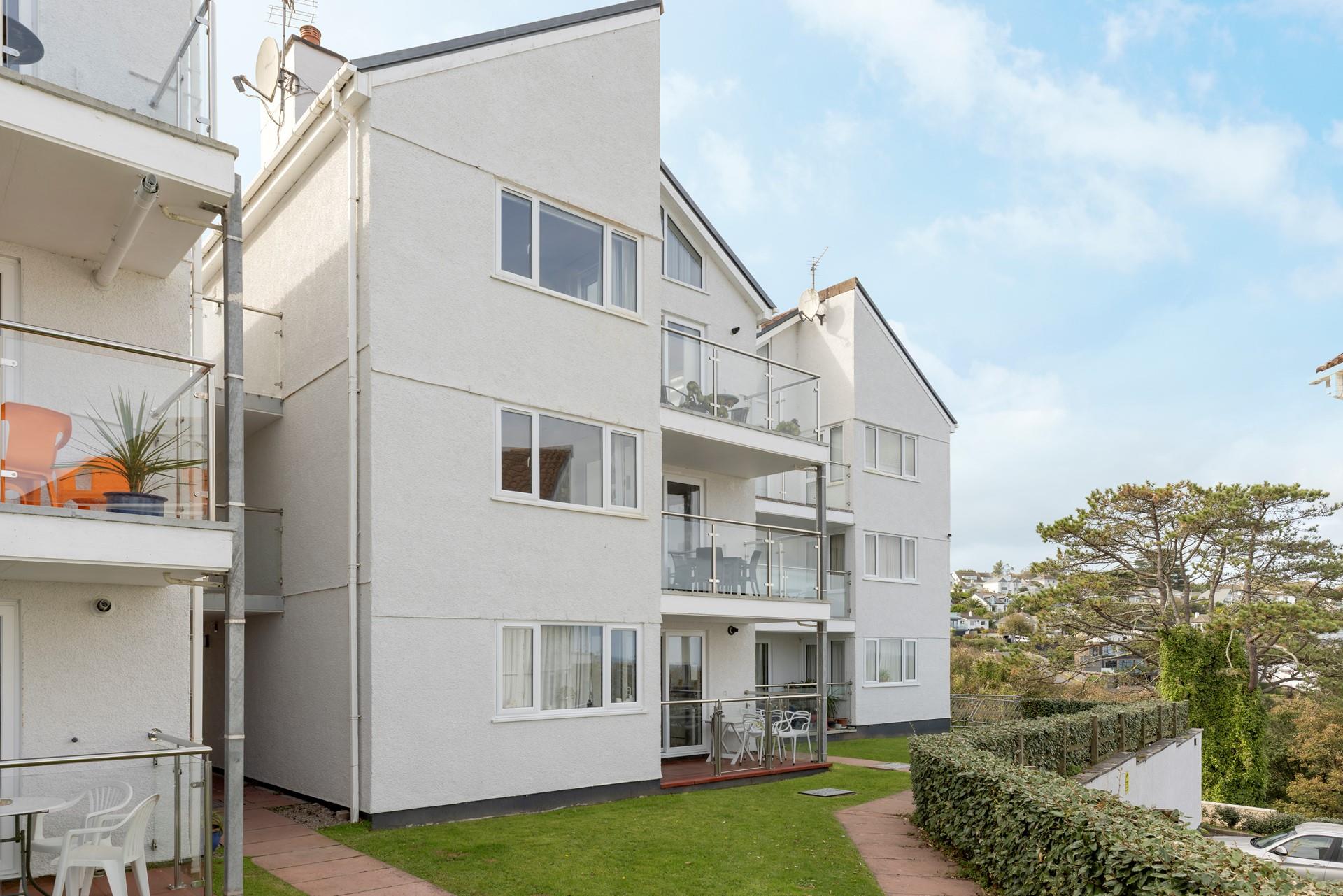 The Riviera apartments are ideally located near Carbis Bay beach.