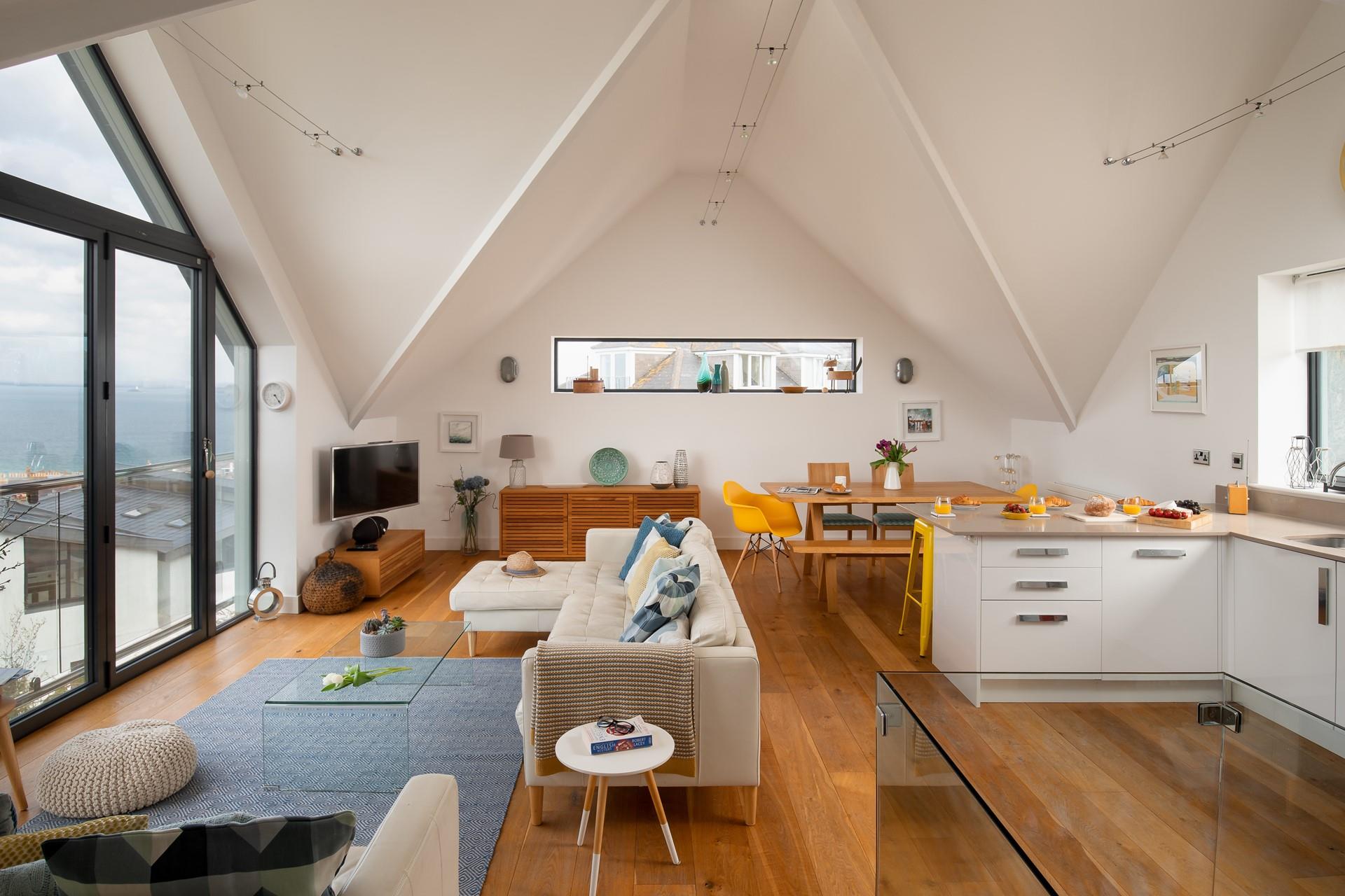 The open place space means you can enjoy the views whilst cooking and dining too.