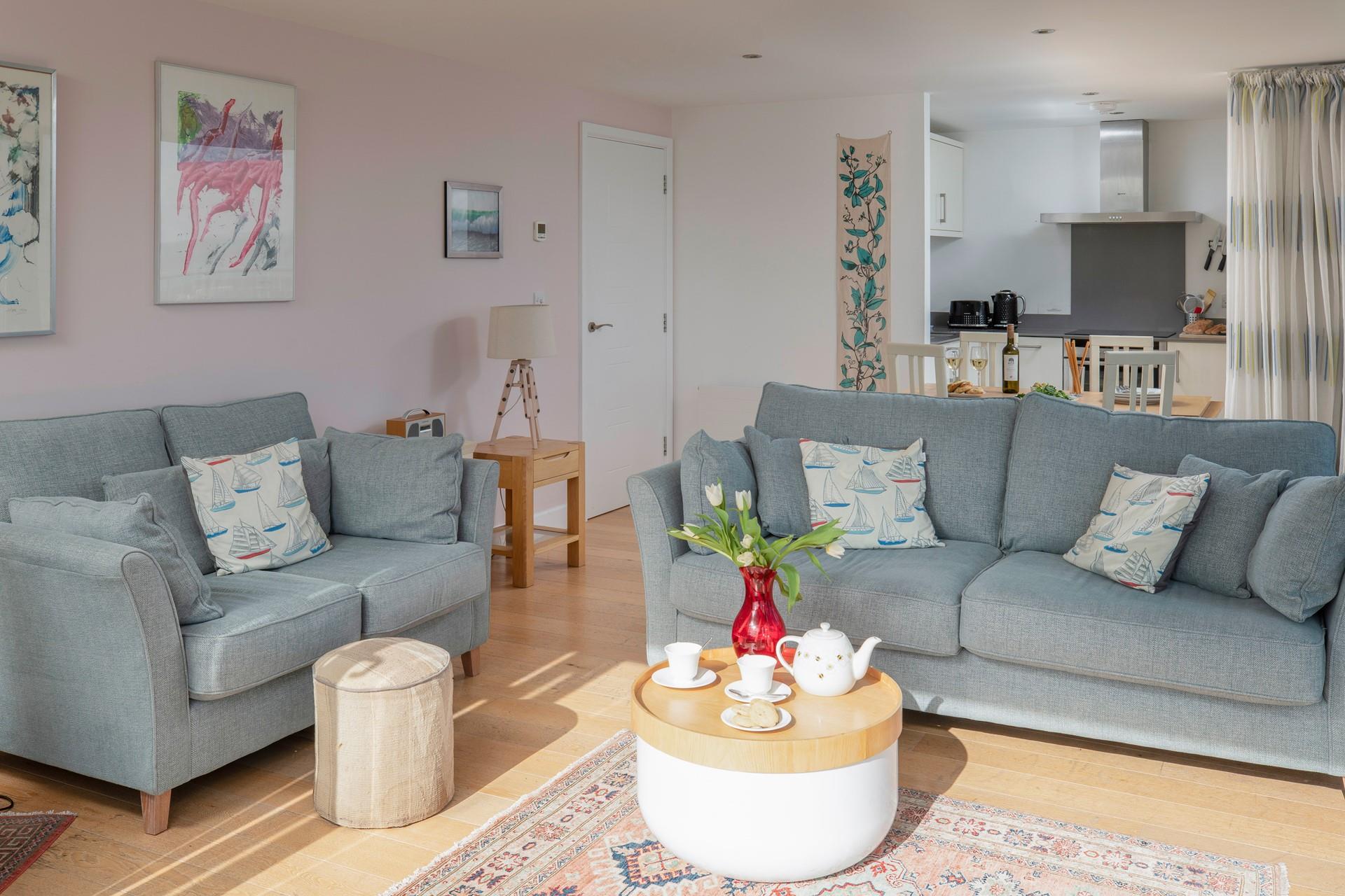 Spend lazy days in the light-flooded living room. Watch the tides ebb and flow and the boats come in and out of the harbour.